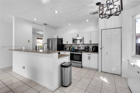 Villa ou maison à vendre à Pembroke Pines, Floride: 4 chambres, 194.44 m2 № 1948264 - photo 14