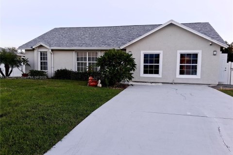 Commercial property in Port St. Lucie, Florida 1 bedroom, 105.17 sq.m. № 1963715 - photo 1