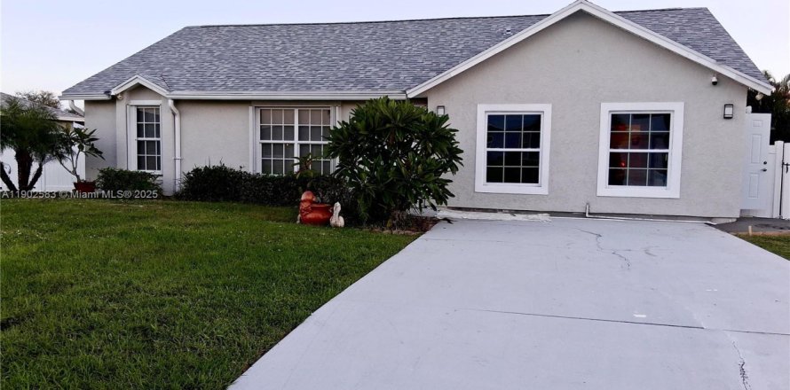 Commercial property in Port St. Lucie, Florida 1 bedroom, 105.17 sq.m. № 1963715