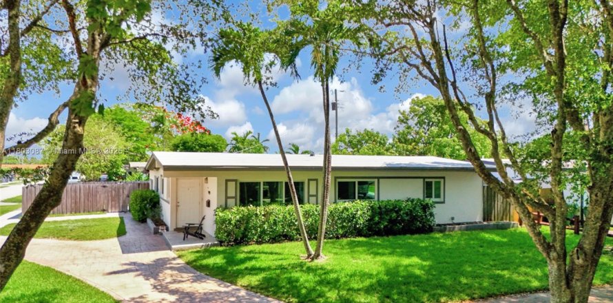 House in Miami, Florida 3 bedrooms, 161.84 sq.m. № 1752435