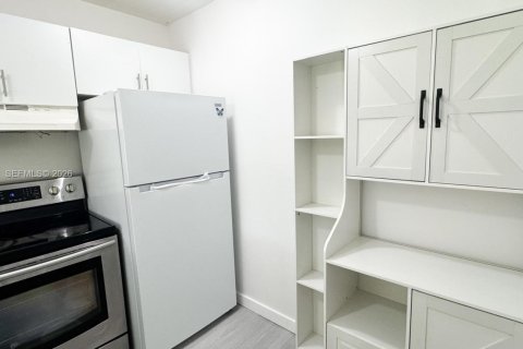 Condominio en alquiler en Miami, Florida, 1 dormitorio, 76.74 m2 № 2026019 - foto 11