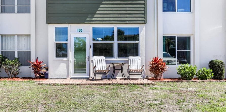 Condominio en Port Charlotte, Florida, 2 dormitorios  № 1577427