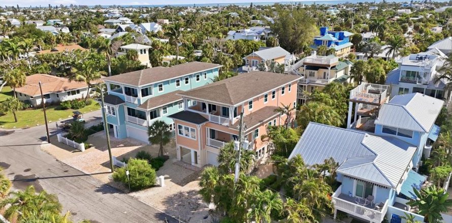 House in Holmes Beach, Florida 3 bedrooms, 283.72 sq.m. № 2239127