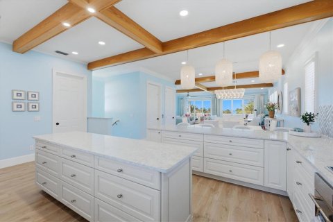 House in Holmes Beach, Florida 3 bedrooms, 283.72 sq.m. № 2239127 - photo 21