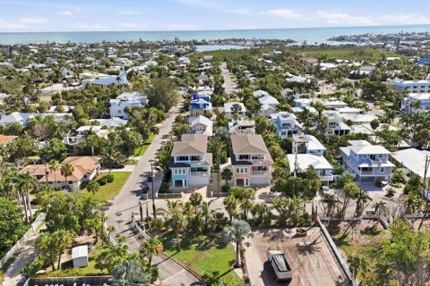 House in Holmes Beach, Florida 3 bedrooms, 283.72 sq.m. № 2239127 - photo 6