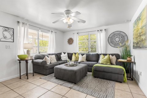 House in Naples, Florida 3 bedrooms, 102.19 sq.m. № 2247210