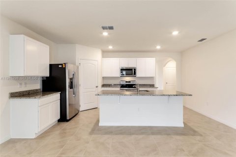 House in Davenport, Florida 4 bedrooms № 2001548 - photo 2