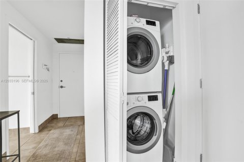 Снять в аренду кондоминиум в Майами, Флорида 2 спальни, 89.56м2, № 2077981 - фото 9