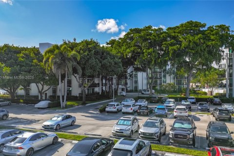 Condominio en alquiler en Fort Lauderdale, Florida, 2 dormitorios, 103.12 m2 № 1952177 - foto 3