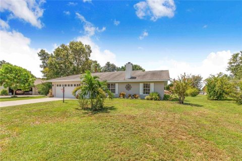 House in Auburndale, Florida 3 bedrooms, 143.07 sq.m. № 1918655 - photo 3