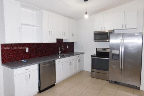 Casa en alquiler en Miami, Florida, 4 dormitorios, 164.62 m2 № 1951103 - foto 1