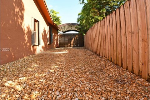 Villa ou maison à louer à Miami, Floride: 4 chambres, 162.86 m2 № 1982499 - photo 3