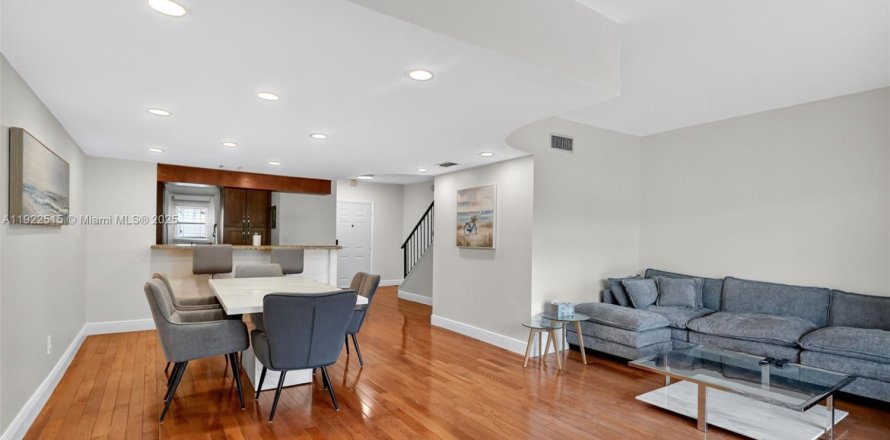 Кондоминиум с 2 спальнями в Норт-Майами-Бич, Флорида № 1977064