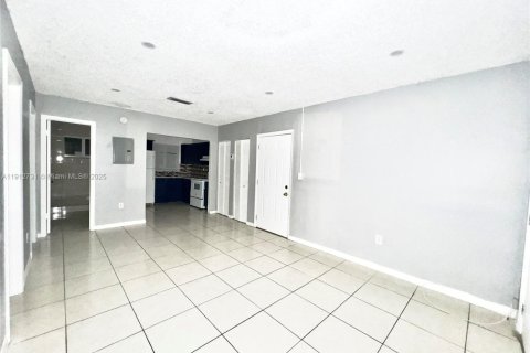 Villa ou maison à louer à Miami, Floride: 2 chambres, 309.46 m2 № 1969109 - photo 2