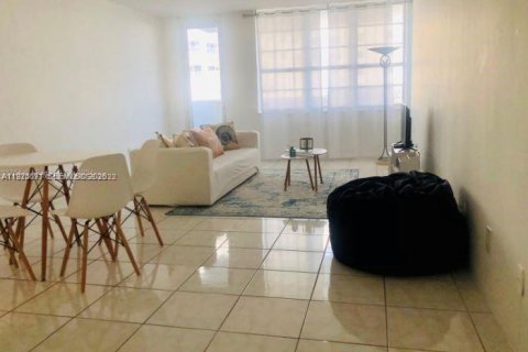 Copropriété à louer à Miami Beach, Floride: 1 chambre, 81.75 m2 № 1976794 - photo 2
