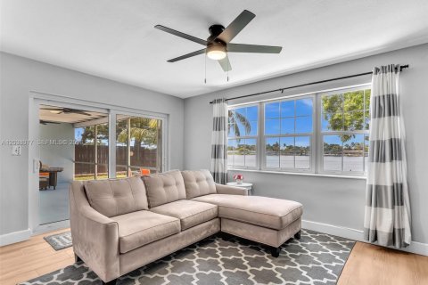 House in Pembroke Pines, Florida 4 bedrooms, 167.97 sq.m. № 2086902 - photo 21