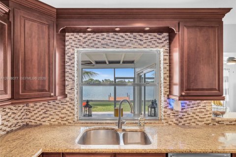 House in Pembroke Pines, Florida 4 bedrooms, 167.97 sq.m. № 2086902 - photo 17