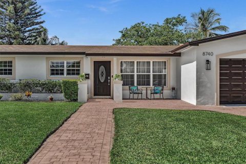 House in Pembroke Pines, Florida 4 bedrooms, 167.97 sq.m. № 2086902 - photo 3