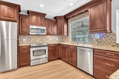 House in Pembroke Pines, Florida 4 bedrooms, 167.97 sq.m. № 2086902 - photo 16