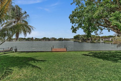 House in Pembroke Pines, Florida 4 bedrooms, 167.97 sq.m. № 2086902 - photo 2