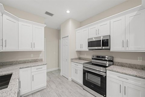 Casa en venta en Brooksville, Florida, 4 dormitorios, 197.42 m2 № 1903687 - foto 9