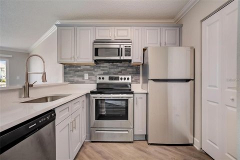 Condo in Orlando, Florida, 2 bedrooms  № 2222002 - photo 12