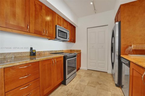 Condo in Hallandale Beach, Florida, 2 bedrooms  № 2186013 - photo 12