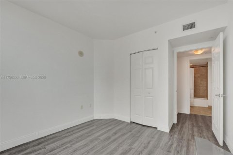 Condo in Hallandale Beach, Florida, 2 bedrooms  № 2186013 - photo 24