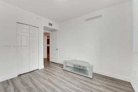 Condo in Hallandale Beach, Florida, 2 bedrooms  № 2186013 - photo 26