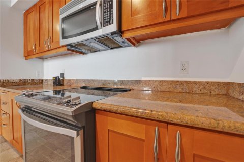 Condo in Hallandale Beach, Florida, 2 bedrooms  № 2186013 - photo 18