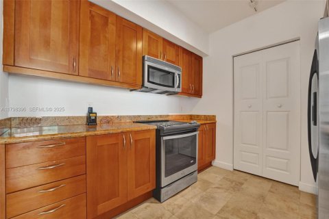 Condo in Hallandale Beach, Florida, 2 bedrooms  № 2186013 - photo 17