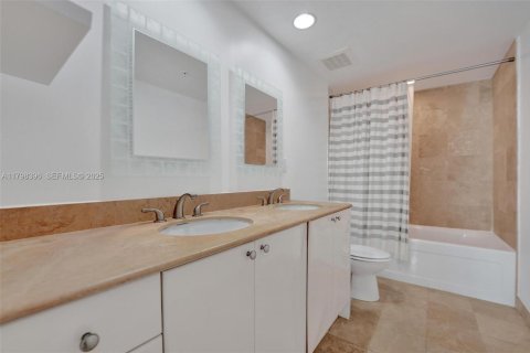 Condo in Hallandale Beach, Florida, 2 bedrooms  № 2186013 - photo 22