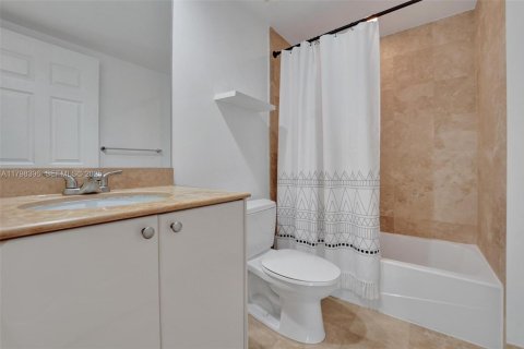 Condo in Hallandale Beach, Florida, 2 bedrooms  № 2186013 - photo 28