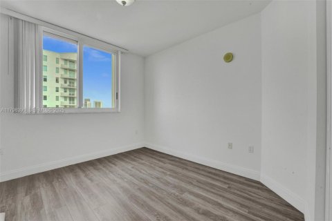 Condo in Hallandale Beach, Florida, 2 bedrooms  № 2186013 - photo 25