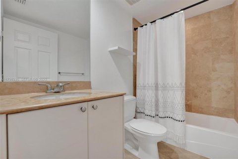 Condo in Hallandale Beach, Florida, 2 bedrooms  № 2186013 - photo 27