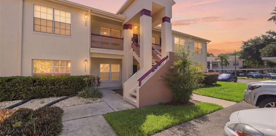 Condo in New Port Richey, Florida, 2 bedrooms № 2157096