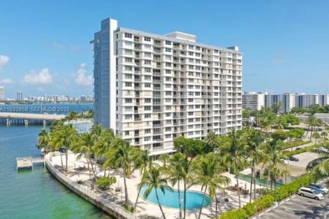 Condo in North Bay Village, Florida № 1989733 - photo 7