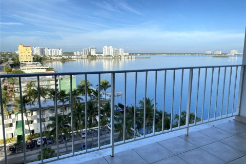 Condo in North Bay Village, Florida № 1989733 - photo 1