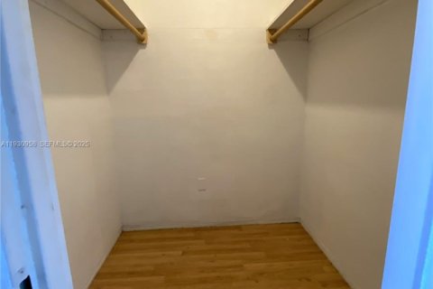 Condo in North Bay Village, Florida № 1989733 - photo 4