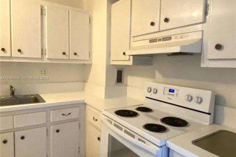 Condo in North Bay Village, Florida № 1989733 - photo 5