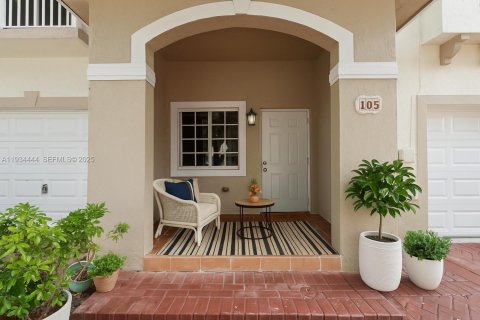 Снять в аренду таунхаус в Хомстед, Флорида 3 спальни, 155.7м2, № 1992566 - фото 1