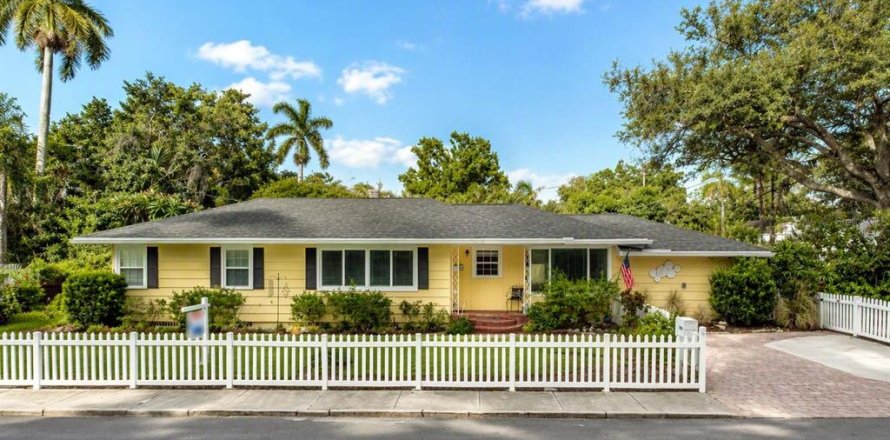 House in Bradenton, Florida 3 bedrooms, 143.81 sq.m. № 2226285