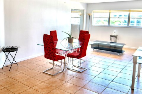 Apartment in Miami Beach, Florida 2 bedrooms, 87.33 sq.m. № 1923303 - photo 2