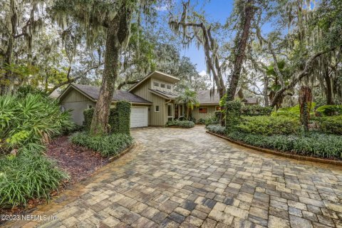 House in Fernandina Beach, Florida 3 bedrooms, 244.7 sq.m. № 869585 - photo 1