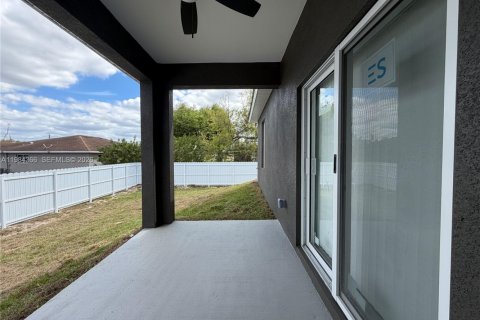 Villa ou maison à louer à Lehigh Acres, Floride: 3 chambres, 185.8 m2 № 2047859 - photo 4