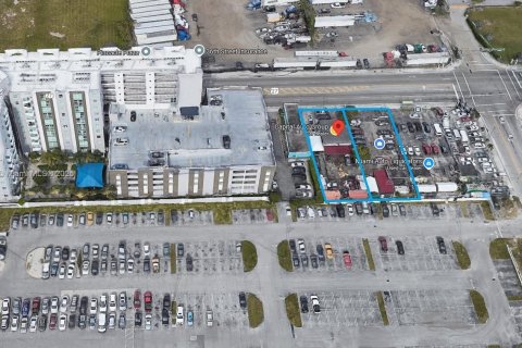 Commercial property in Miami, Florida № 2077120