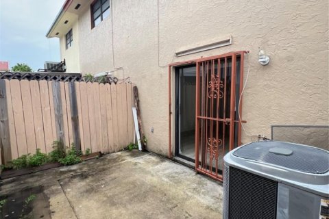 Condominio en alquiler en Sweetwater, Florida, 2 dormitorios, 107.77 m2 № 1229273 - foto 1