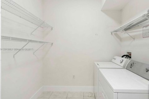 Copropriété à louer à Miami, Floride: 2 chambres, 95.04 m2 № 2076189 - photo 13