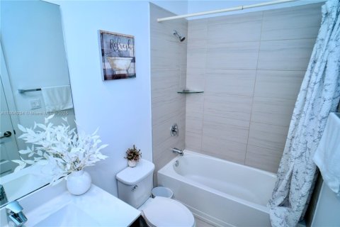 House in Doral, Florida 2 bedrooms, 97.36 sq.m. № 1727818 - photo 5