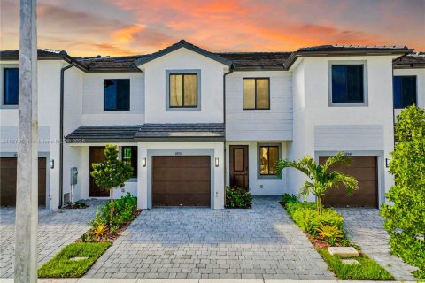 Townhouse in Homestead, Florida 3 bedrooms, 173.73 sq.m. № 1943517 - photo 1